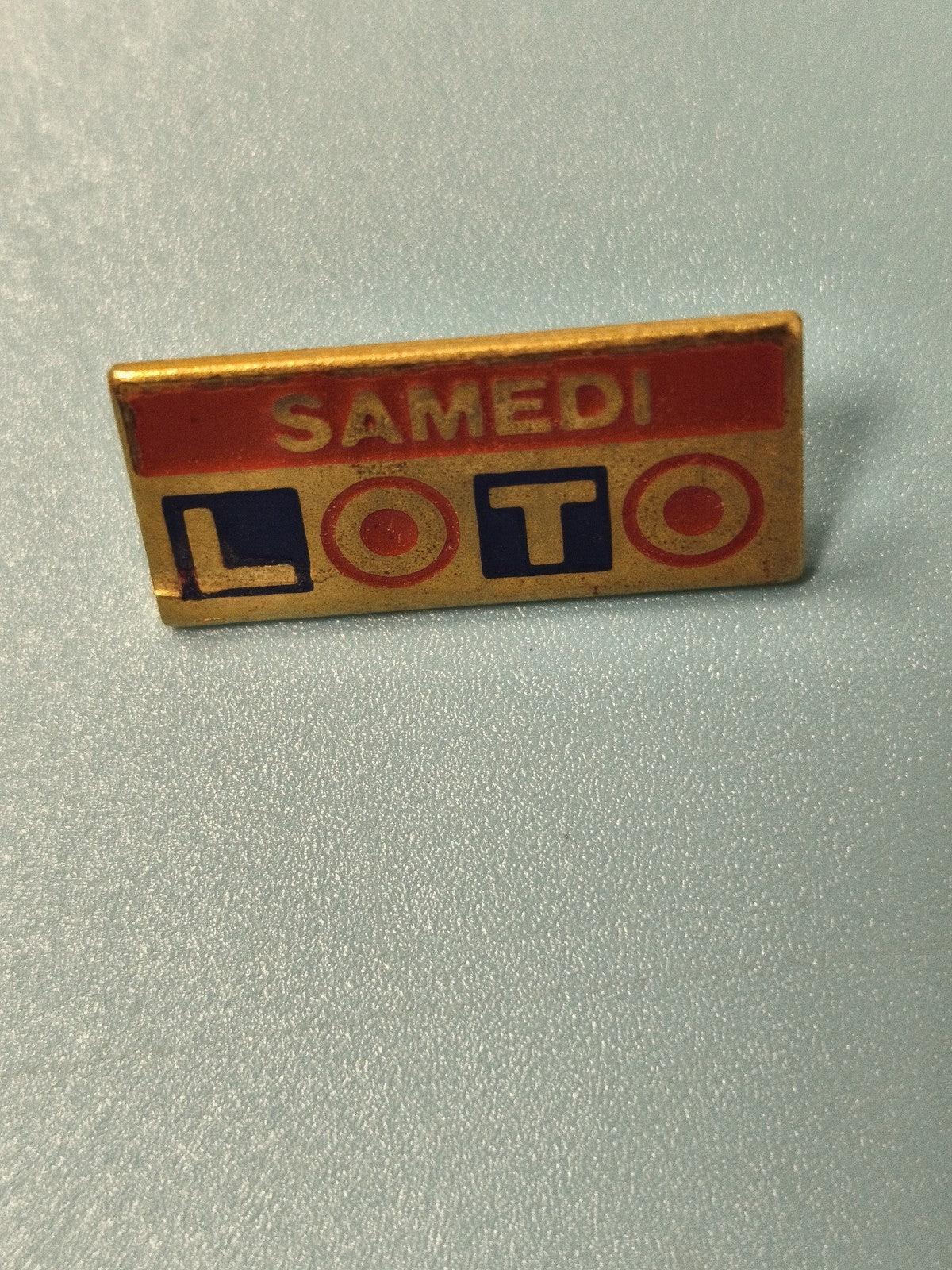 Vintage pin's loto SAMEDI rectangulaire rouge bleu ancien collection (ref 11)
