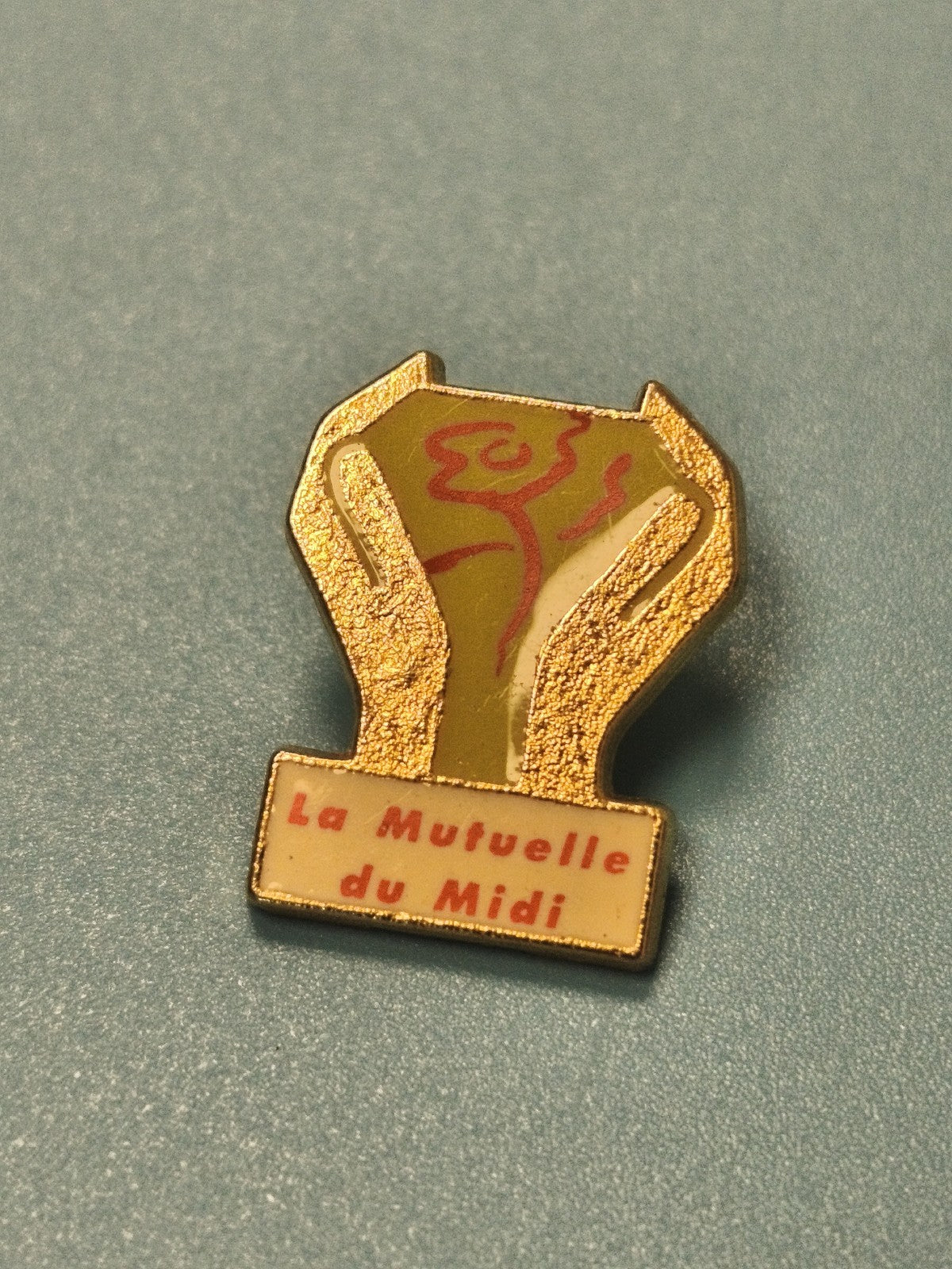 Vintage pin's La Mutuelle du Midi mains dorées logo rétro collection (Ref 8)
