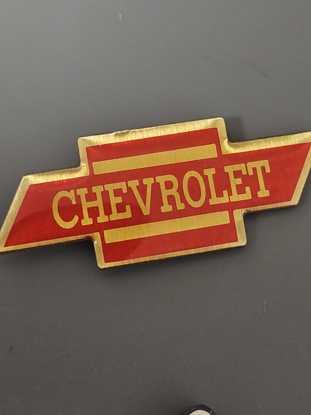 Pin's ancien Chevrolet rétro, badge publicitaire vintage auto collection USA