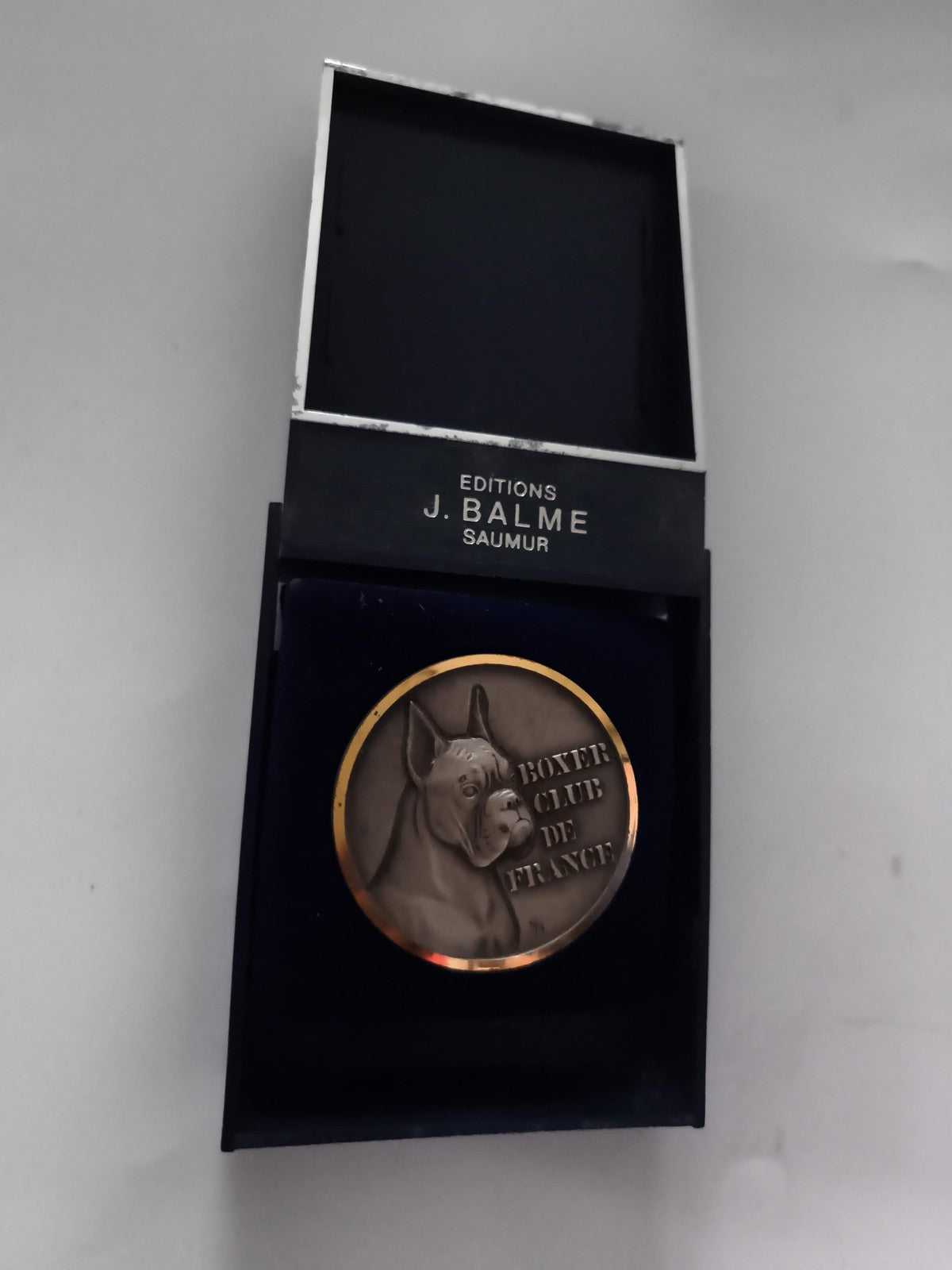 Médaille Boxer Club de France J. Balme Saumur boîte, chien molosse cynophile