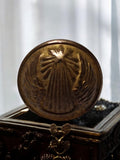 Bouton ancien GJF Paris France, motif coquille stylisée, traditionnel vintage