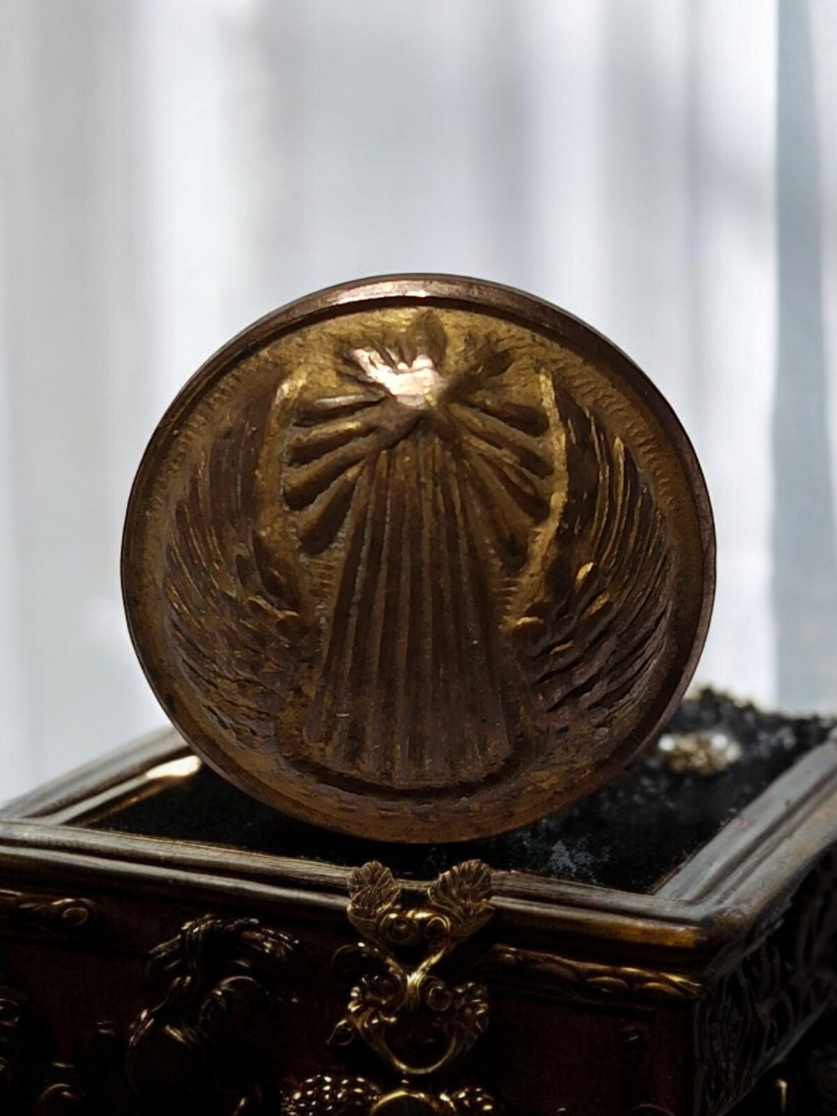 Bouton ancien GJF Paris France, motif coquille stylisée, traditionnel vintage