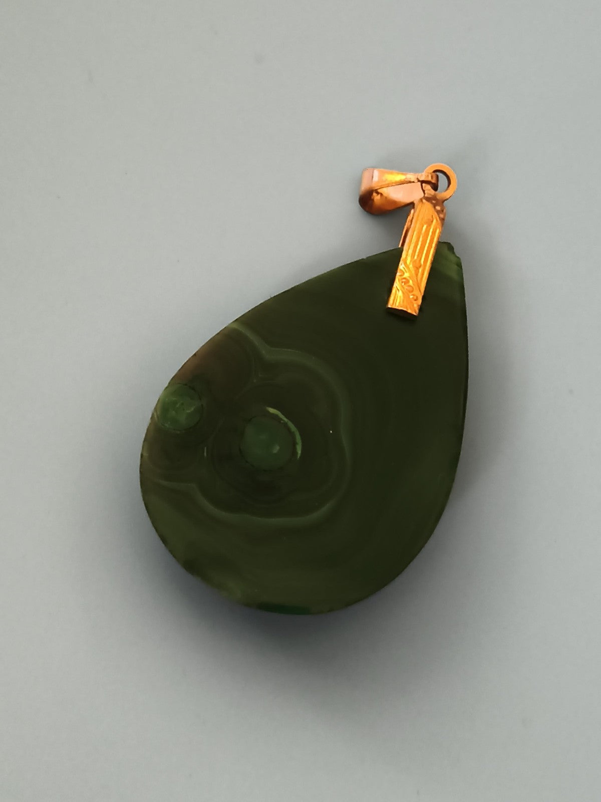 Pendentif goutte ancien en malachite, bélière dorée, vert foncé vintage