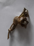 Broche vintage motif fleurs dorées perles, bijou ancien rétro élégant