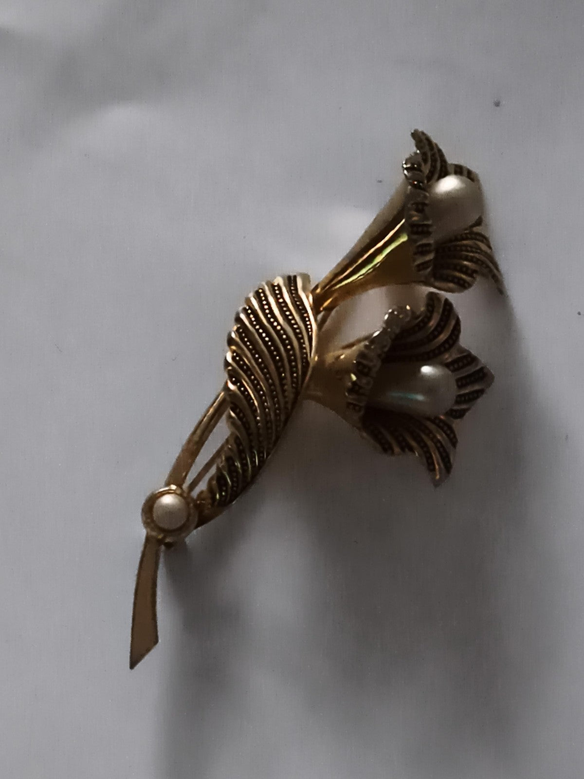 Broche vintage motif fleurs dorées perles, bijou ancien rétro élégant