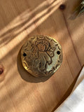 Pendentif vintage rond métal gravé motif ange années 50 deadstock bijouterie