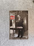 CPA Bonne Année homme élégant timbre rouge fleurs photo début XXe