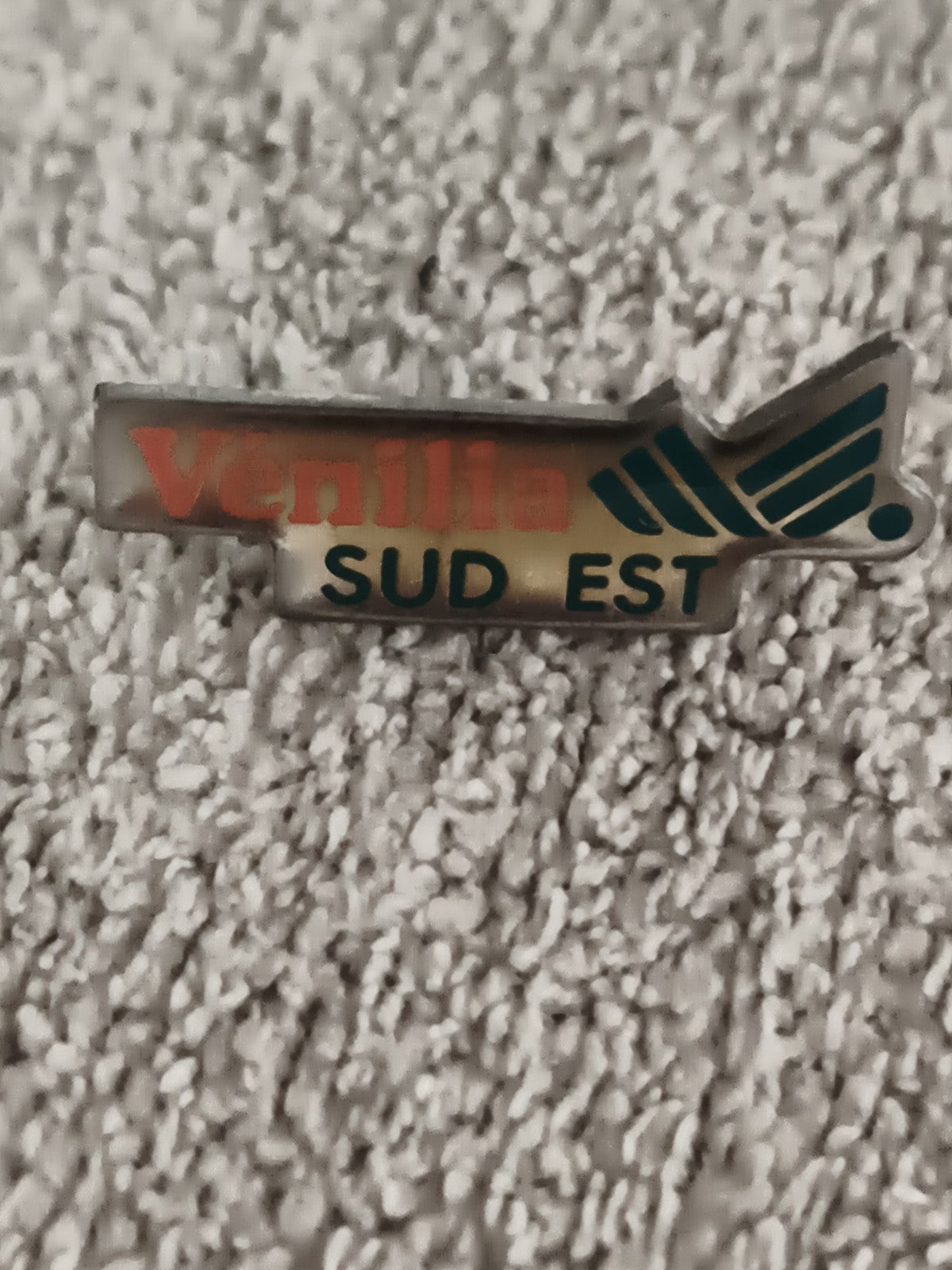 Pin's Venilia SUD EST vintage logo graphique badge ancien (Ref 11)