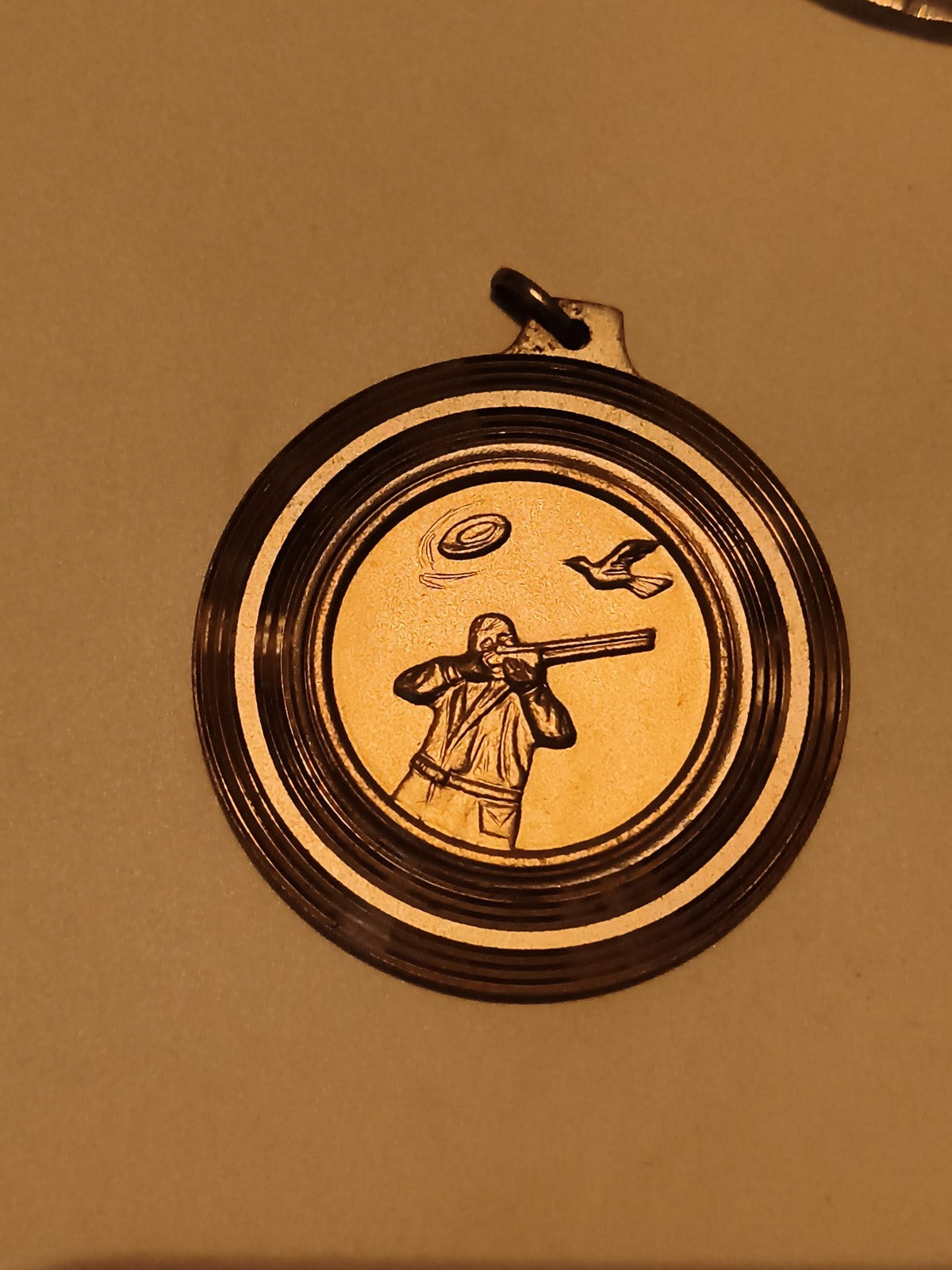 Médaille tir sportif gravée chasseur cible oiseau disque aspect doré