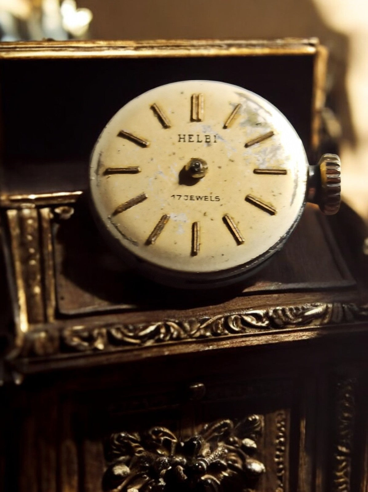 Montre mécanique vintage Helbi 17 jewels cadran doré à restaurer ou pièces