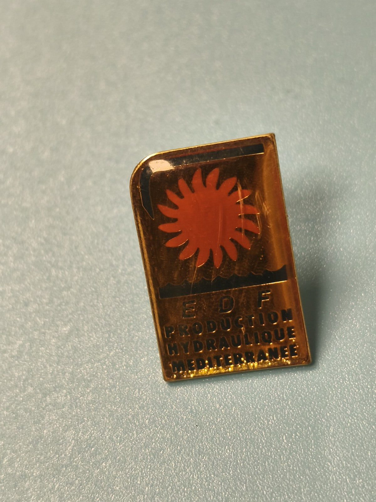 Vintage pin's EDF Production Hydraulique Méditerranée logo orange rectangulaire