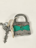 Cadenas ancien marque Ancienne métal vert, deux clés et patine d?usage