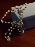 Chapelet vintage perles blanches, croix métal, médaille Vierge, objet religieux