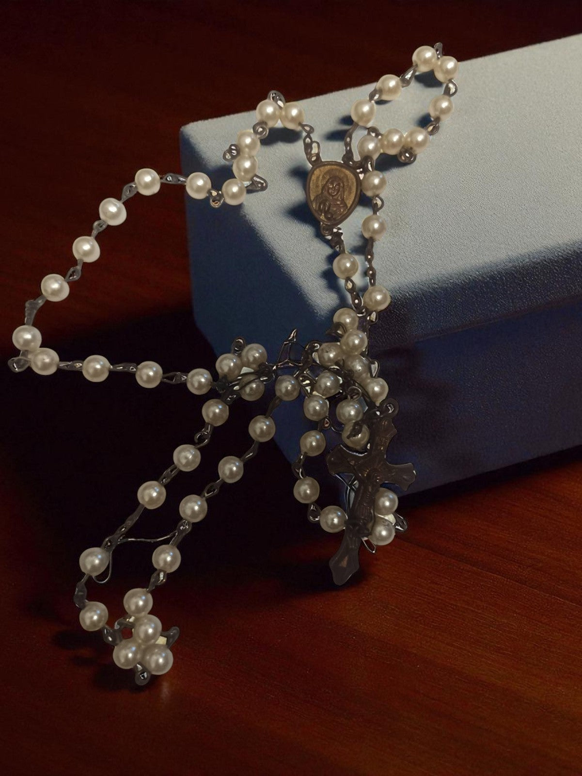 Chapelet vintage perles blanches, croix métal, médaille Vierge, objet religieux