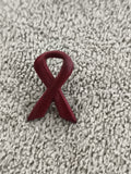 Pin's vintage ruban rouge sensibilisation années 90 badge rétro (Ref 4)