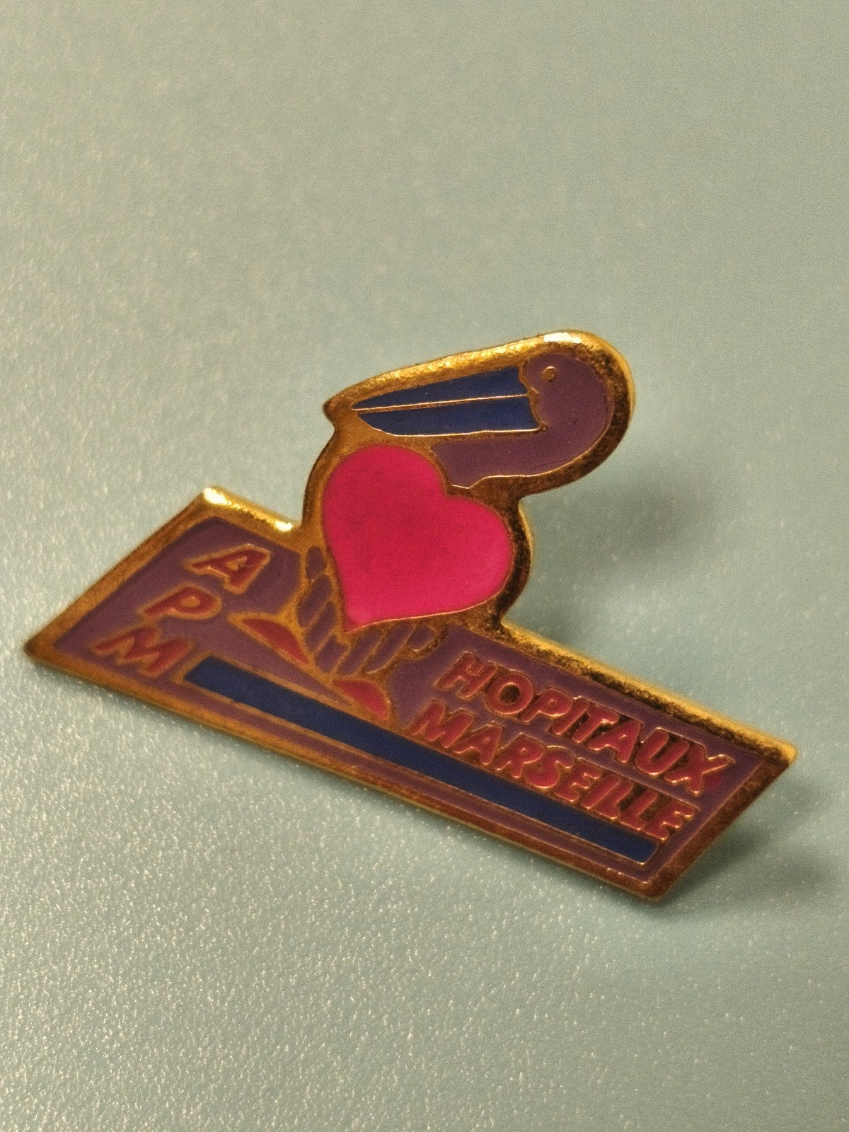 Vintage pin's Hôpitaux Marseille pélican c?ur rouge badge ancien collection