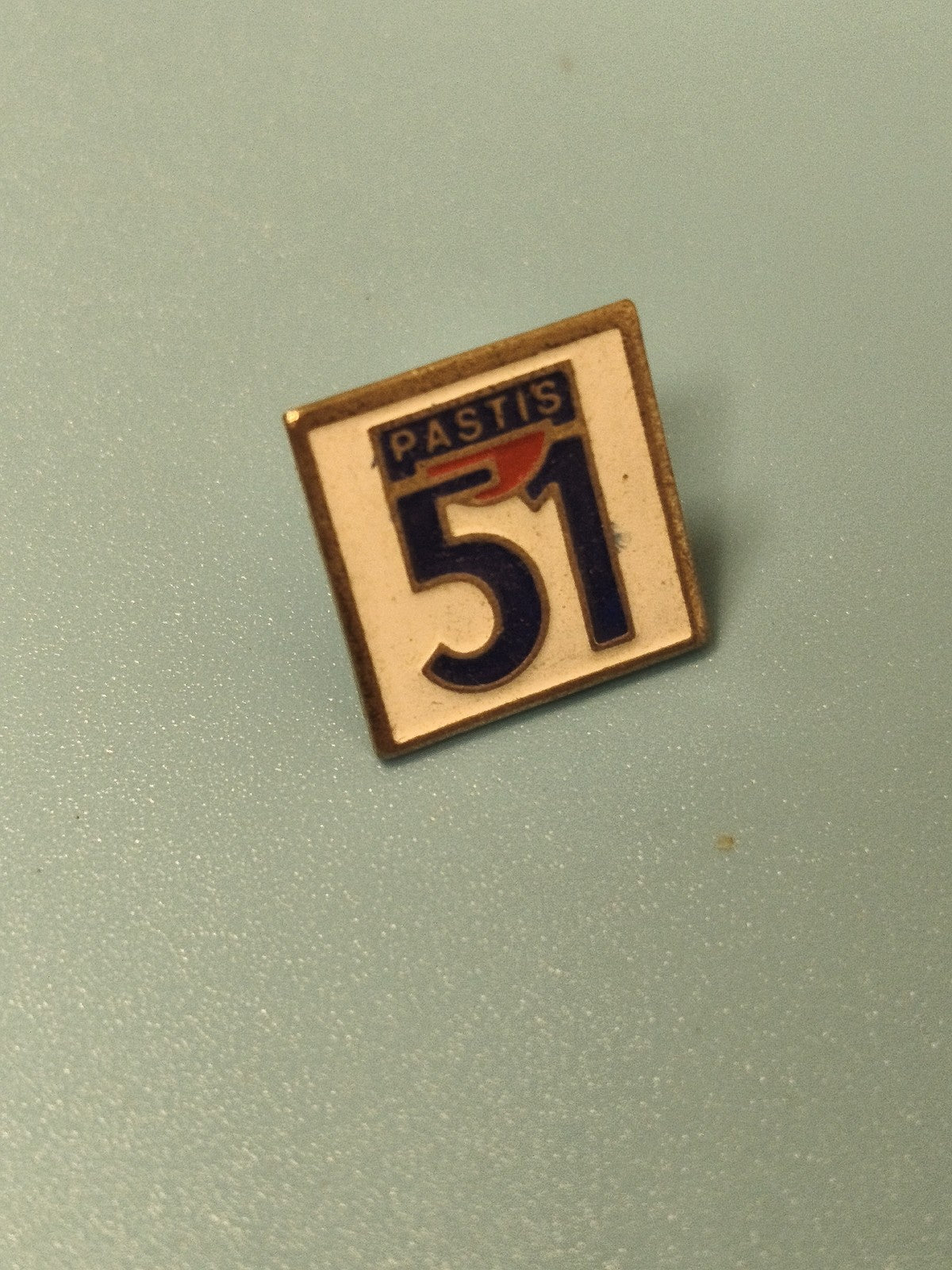 Vintage pin's Pastis 51 carré bleu blanc rouge ancien collection bar bistrot