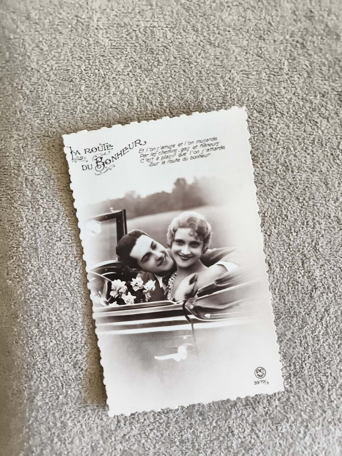 Carte postale photo CPA La Route du Bonheur voiture couple rétro