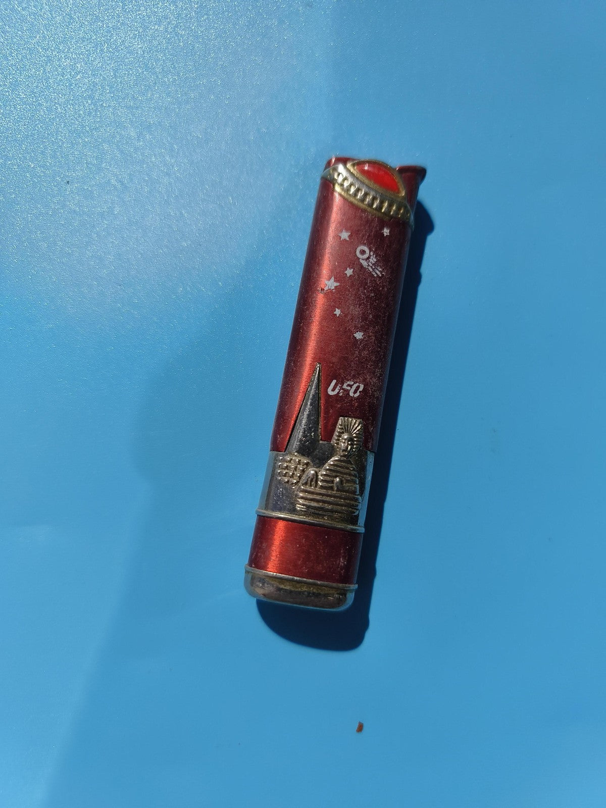 Ancien briquet publicitaire rouge décor Égypte pyramide Sphinx en l'état vintage