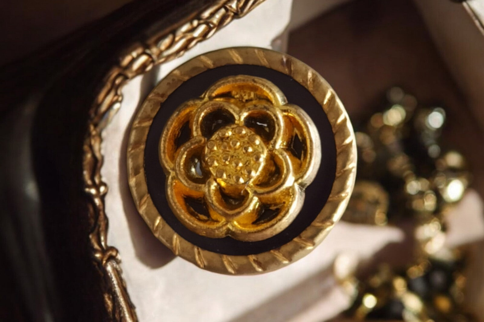 Bouton traditionnel doré motif fleur, fabrication artisanale France, style éléga