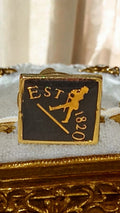 Pin's vintage EST 1820 noir doré, design élégant, rare badge ancien