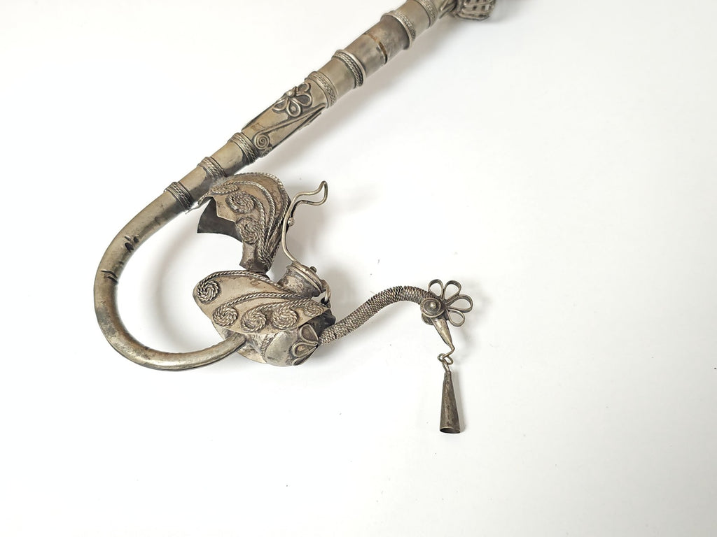 Pipe ancienne vintage en métal sculpté, marque Ancienne, collection fumeur rétro