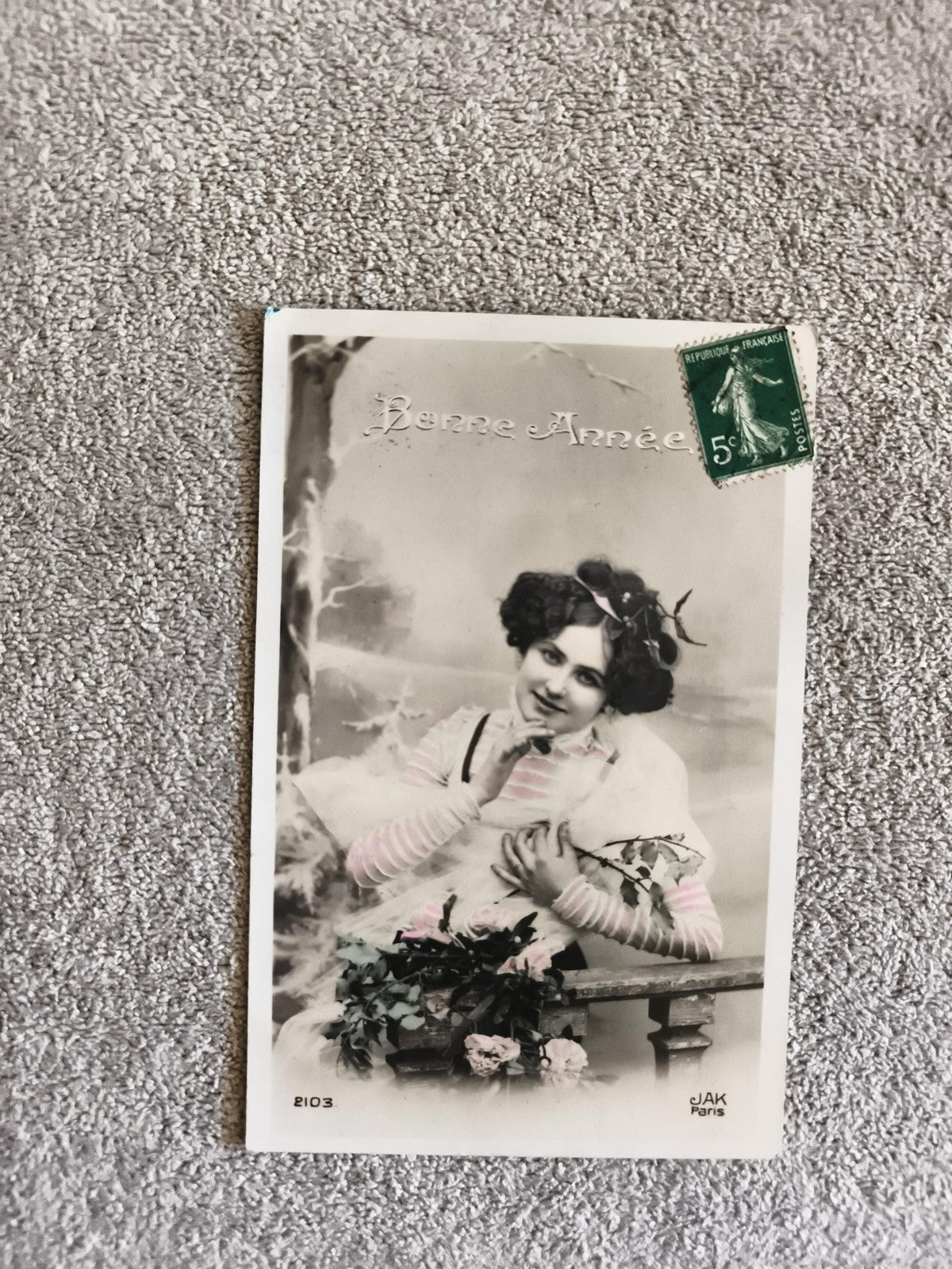 Carte postale Bonne Année femme fleurie CPA timbre 5c JAK Paris