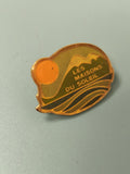 Pin's vintage Les Maisons du Soleil jaune doré montagne soleil collection