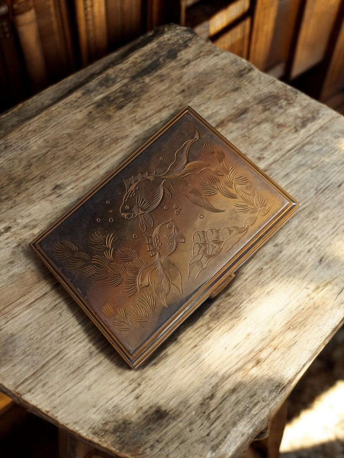 Porte-cartes vintage ancien aspect bronze gravé poissons rétro Art déco