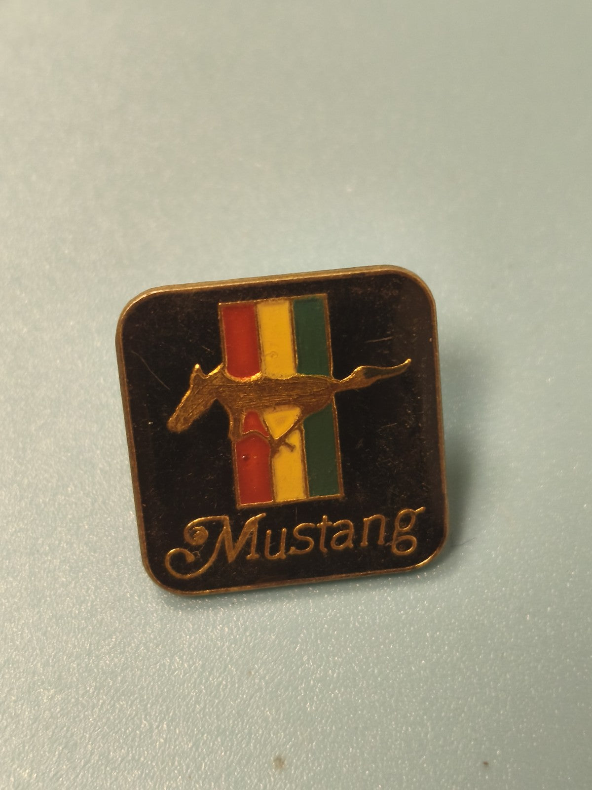 Vintage pin's Ford Mustang émaillé logo cheval multicolore collection auto