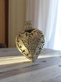 Pendentif cœur vintage métal gravé années 50 motif feuillage bijouterie rétro