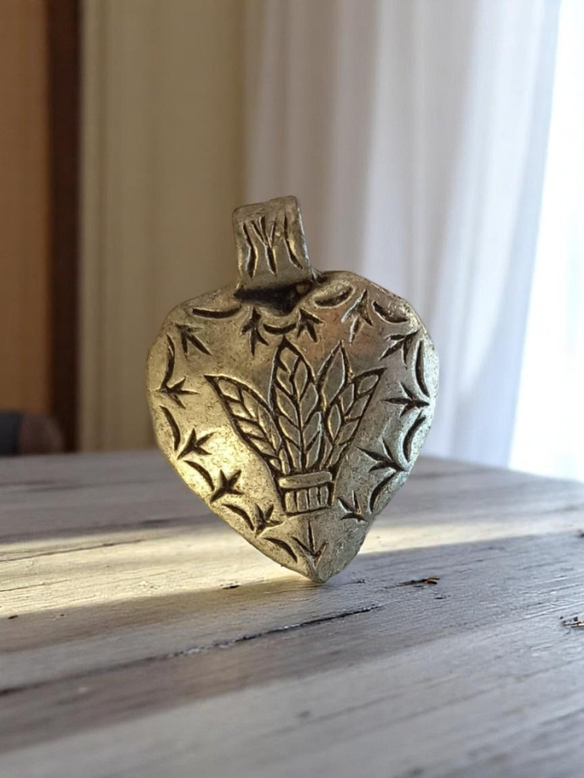 Pendentif cœur vintage métal gravé années 50 motif feuillage bijouterie rétro