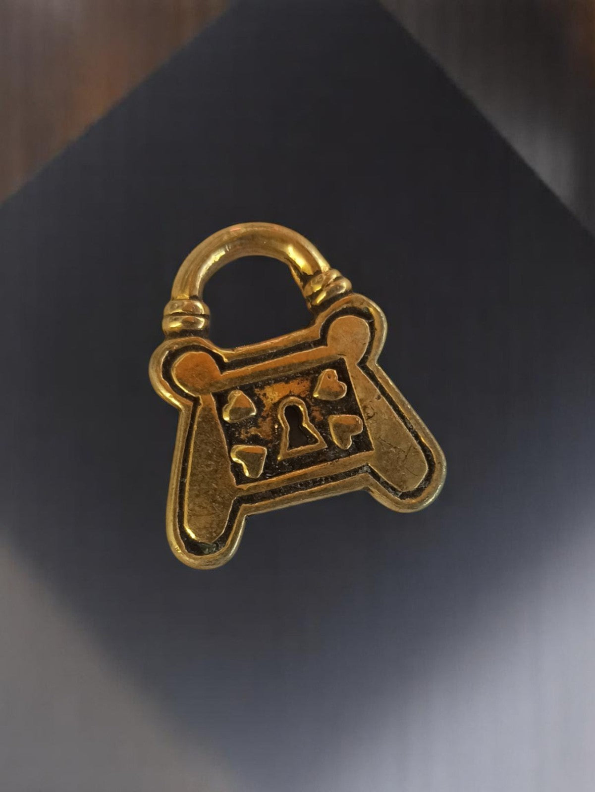 Pendentif vintage cadenas métal doré motif clé années 1950 bijou ancien