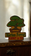 Pin's vintage Marius Ferrat bonsaï publicitaire – Fleurit la vie – Années 90