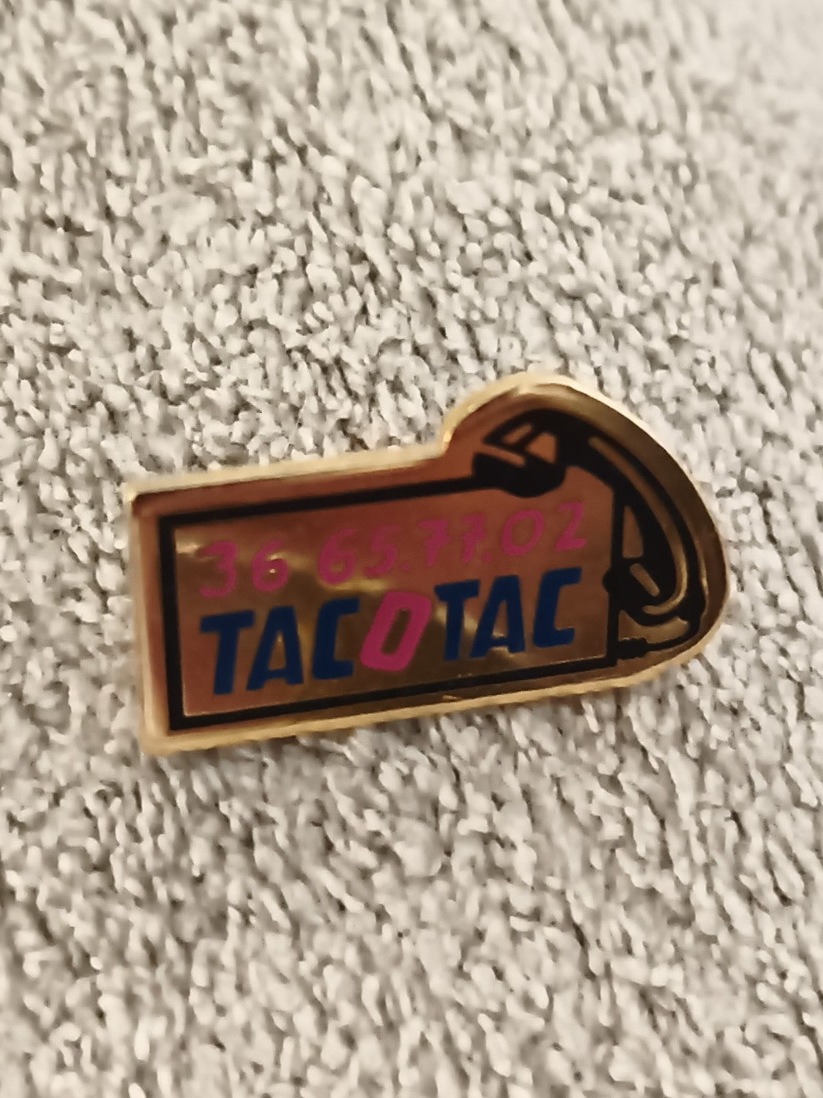 Pin's vintage TAC O TAC téléphone 36 65 77 02 années 80 jeu télévisé