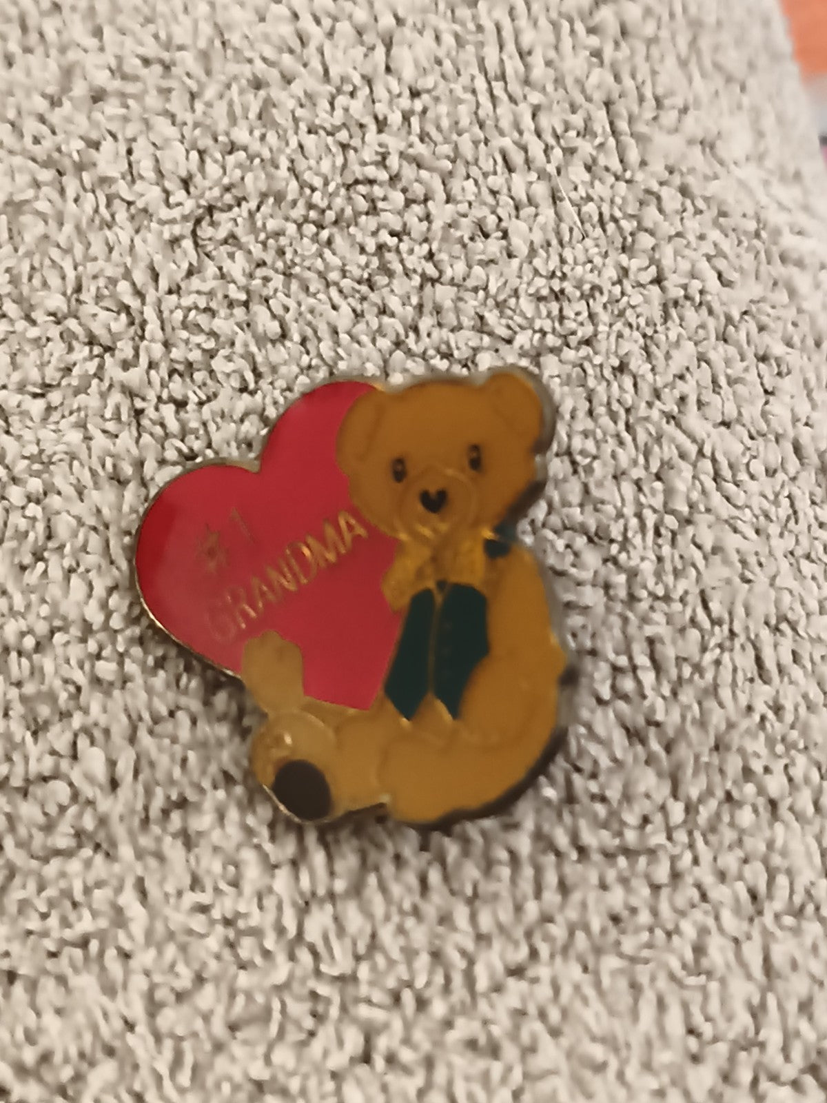 Pin's vintage ourson cœur rouge #1 Grandma badge rétro (Ref 2)