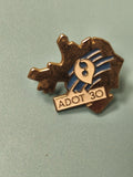 Vintage pin's ADOT 30 carte France bleu blanc, collection badge ancien rare