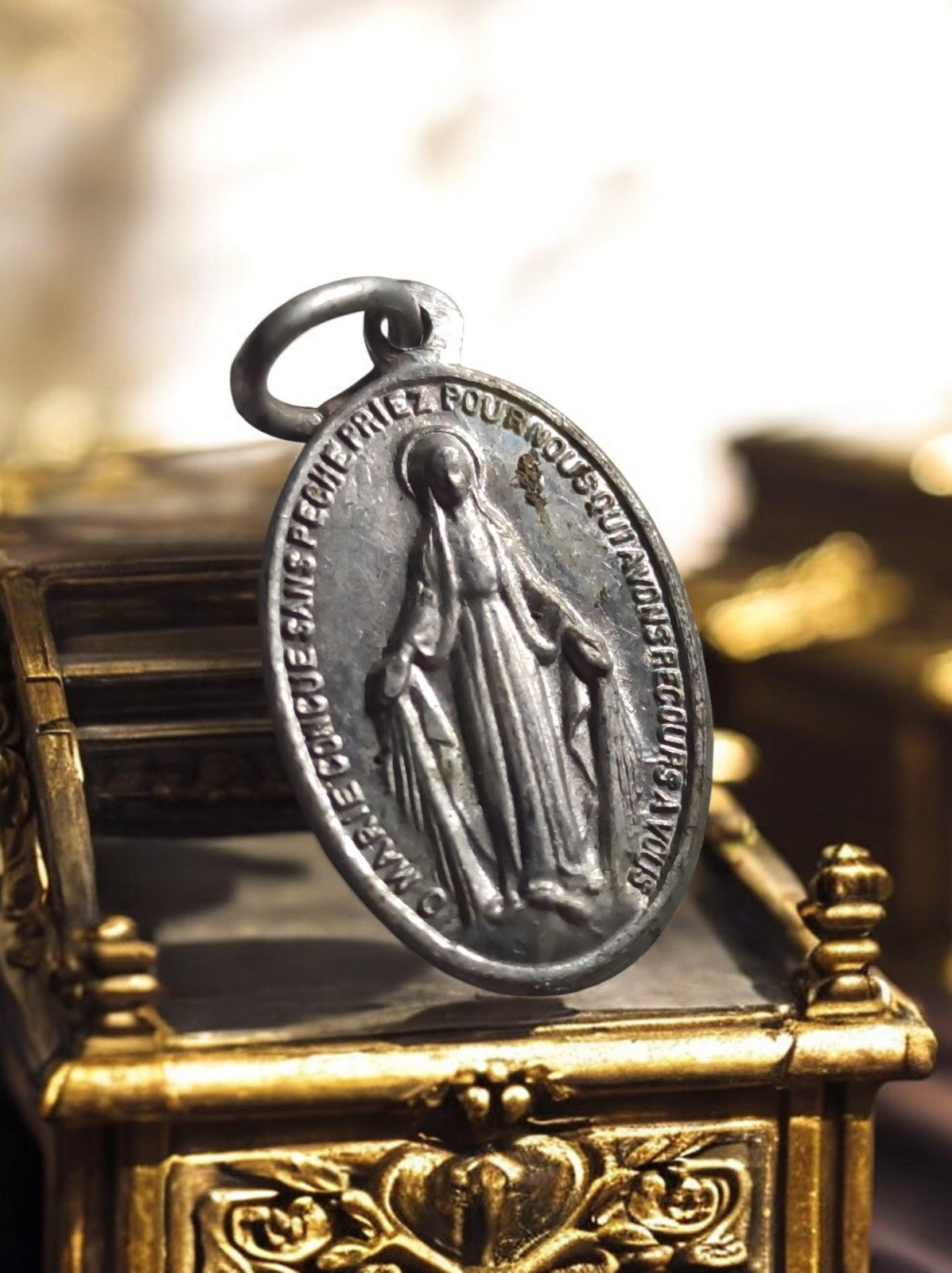 Médaille religieuse Vierge Marie vintage, ovale, finition argentée ancienne