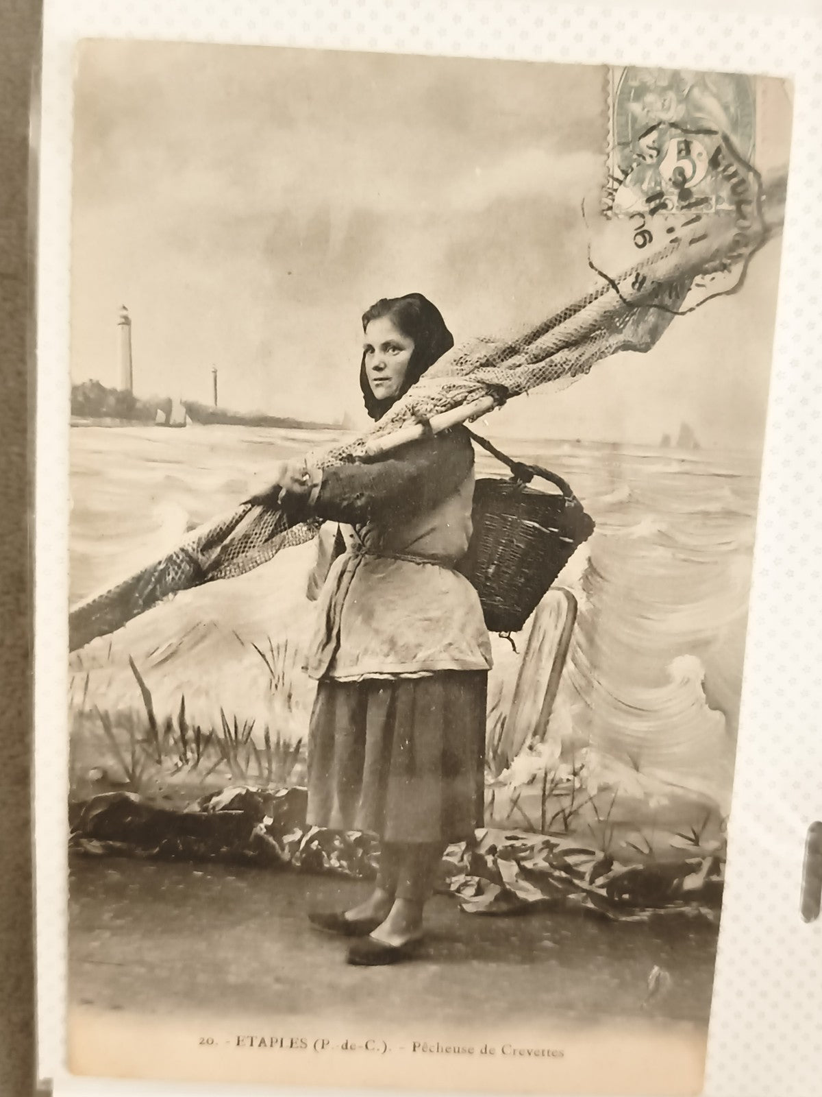 Carte postale ancienne Étaples pêcheuse crevettes CPA noir et blanc vintage