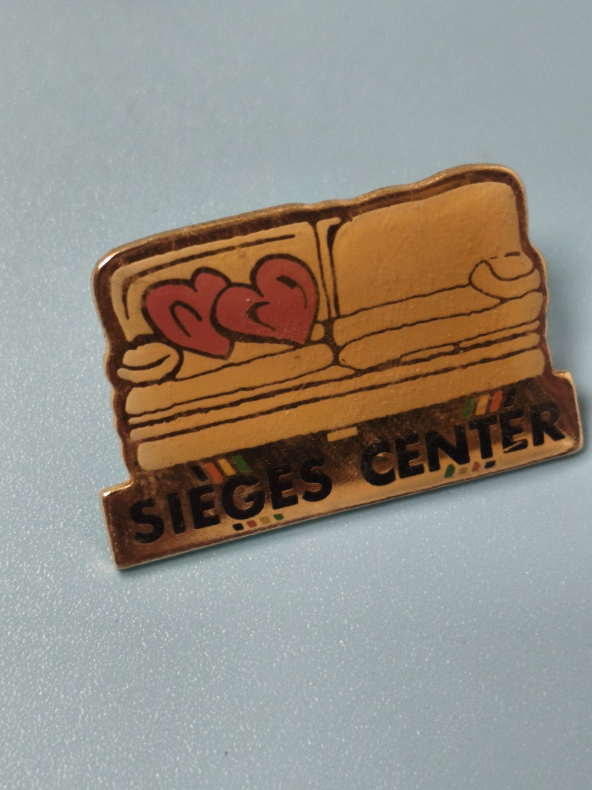 Vintage pin's publicitaire Sieges Center canapé jaune c?urs rétro (Ref 3)