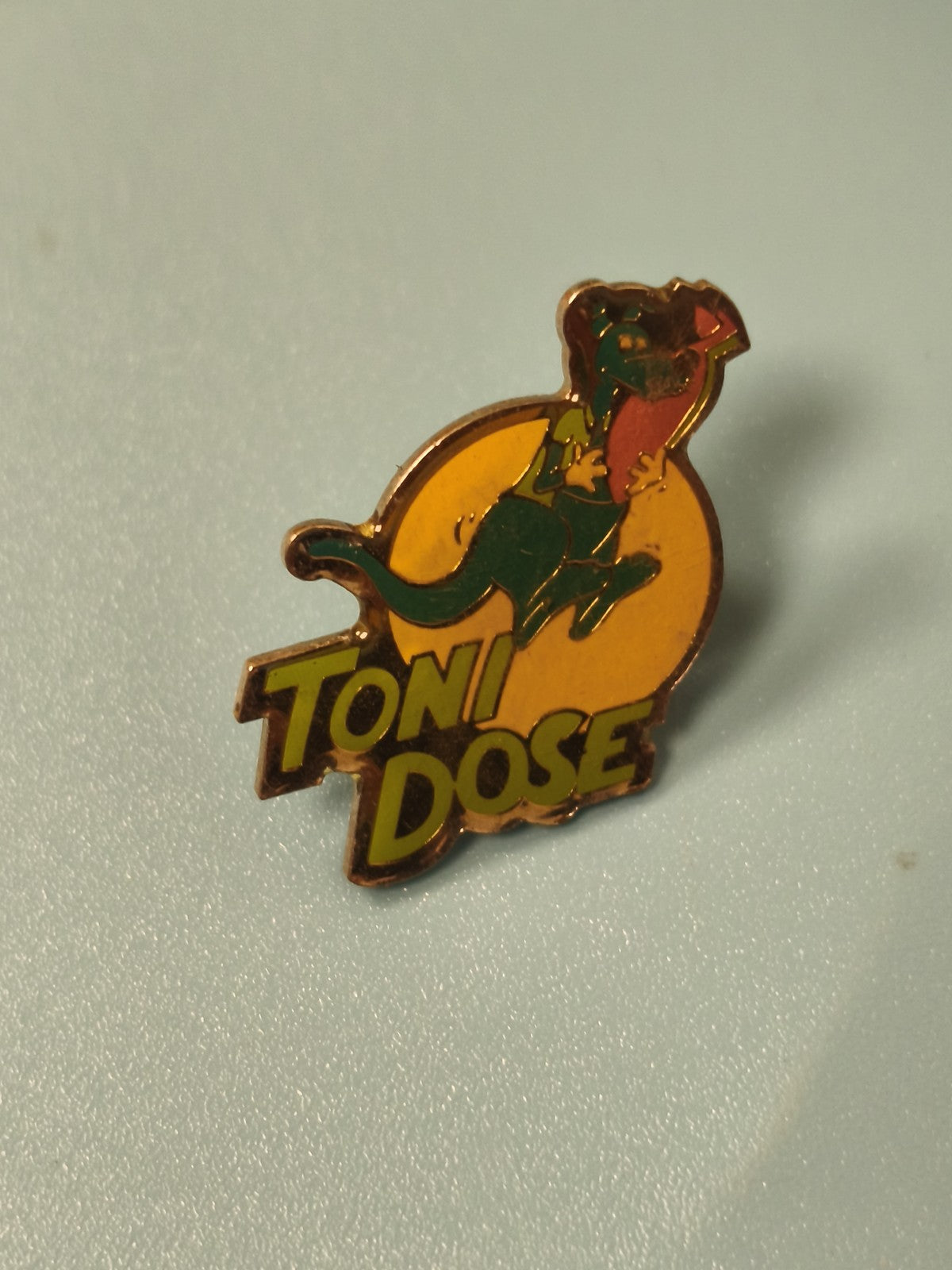 Pin's vintage Toni Dose dinosaure vert jaune collection badge ancien