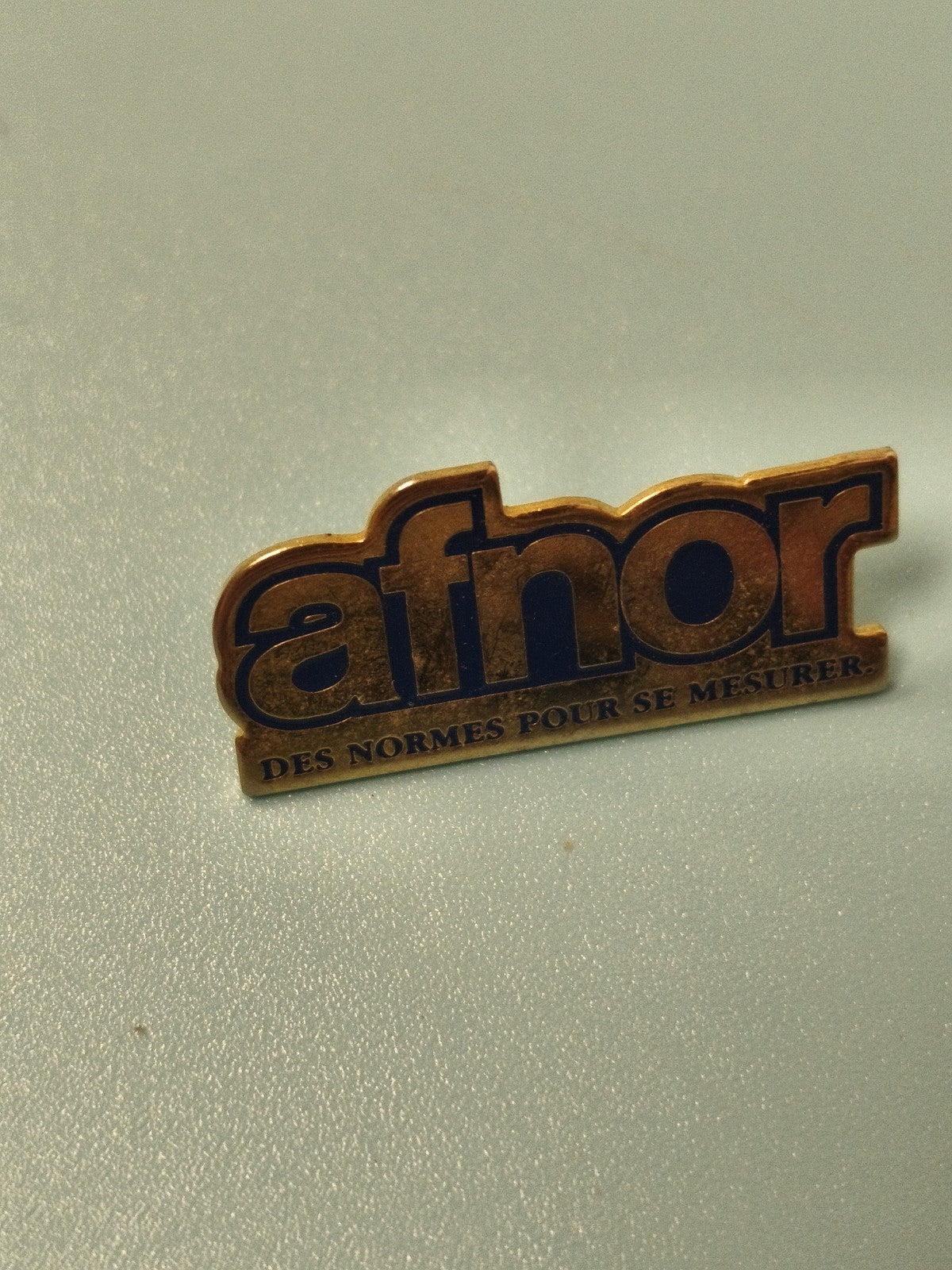 Vintage pin's afnor ancien logo bleu doré collection badge publicitaire