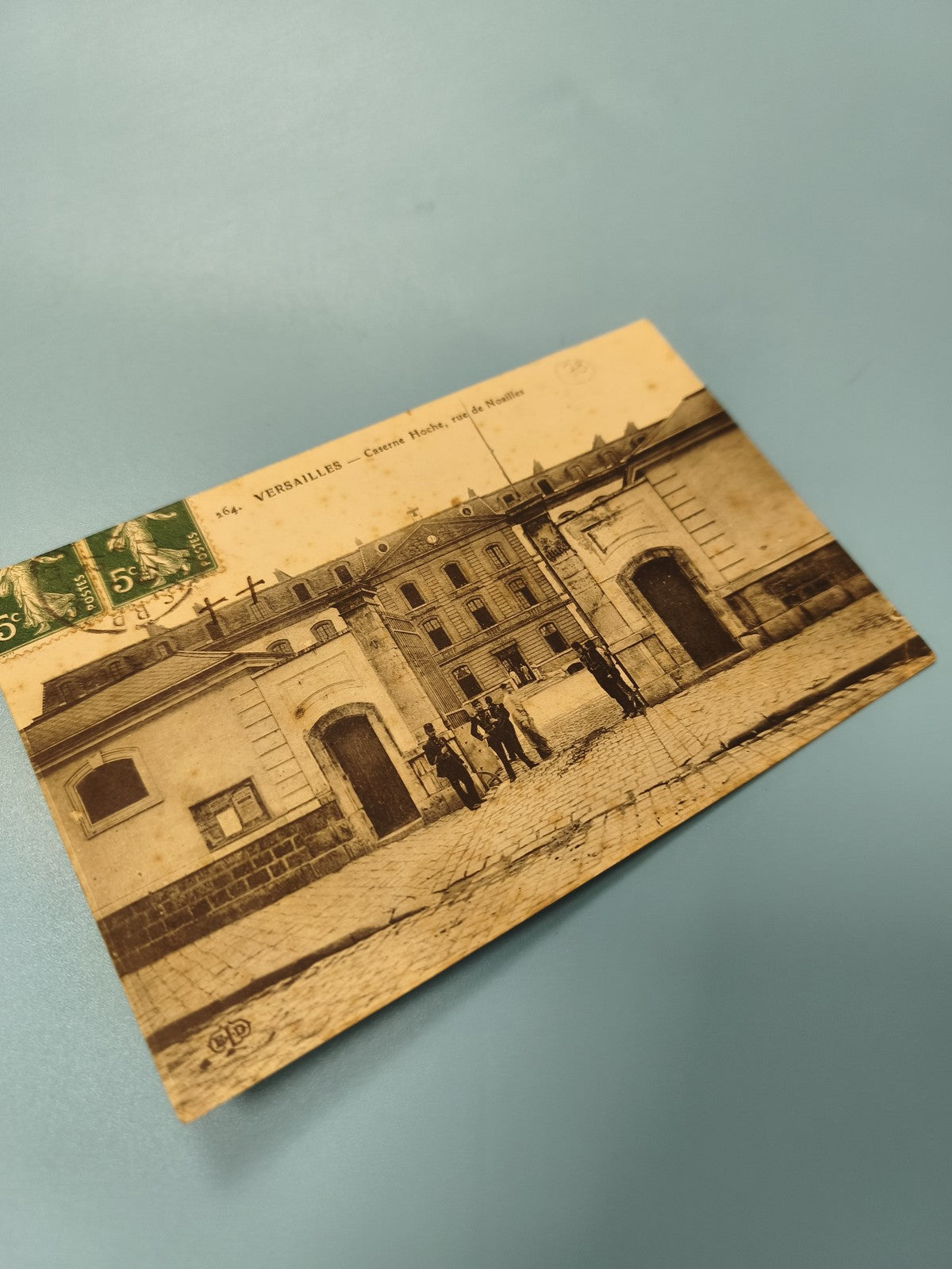 Ancienne carte postale animée Versailles Caserne Hoche timbres 5c (Ref 1)