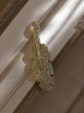Pendentif plume vintage métal doré années 1950 deadstock bijouterie rétro