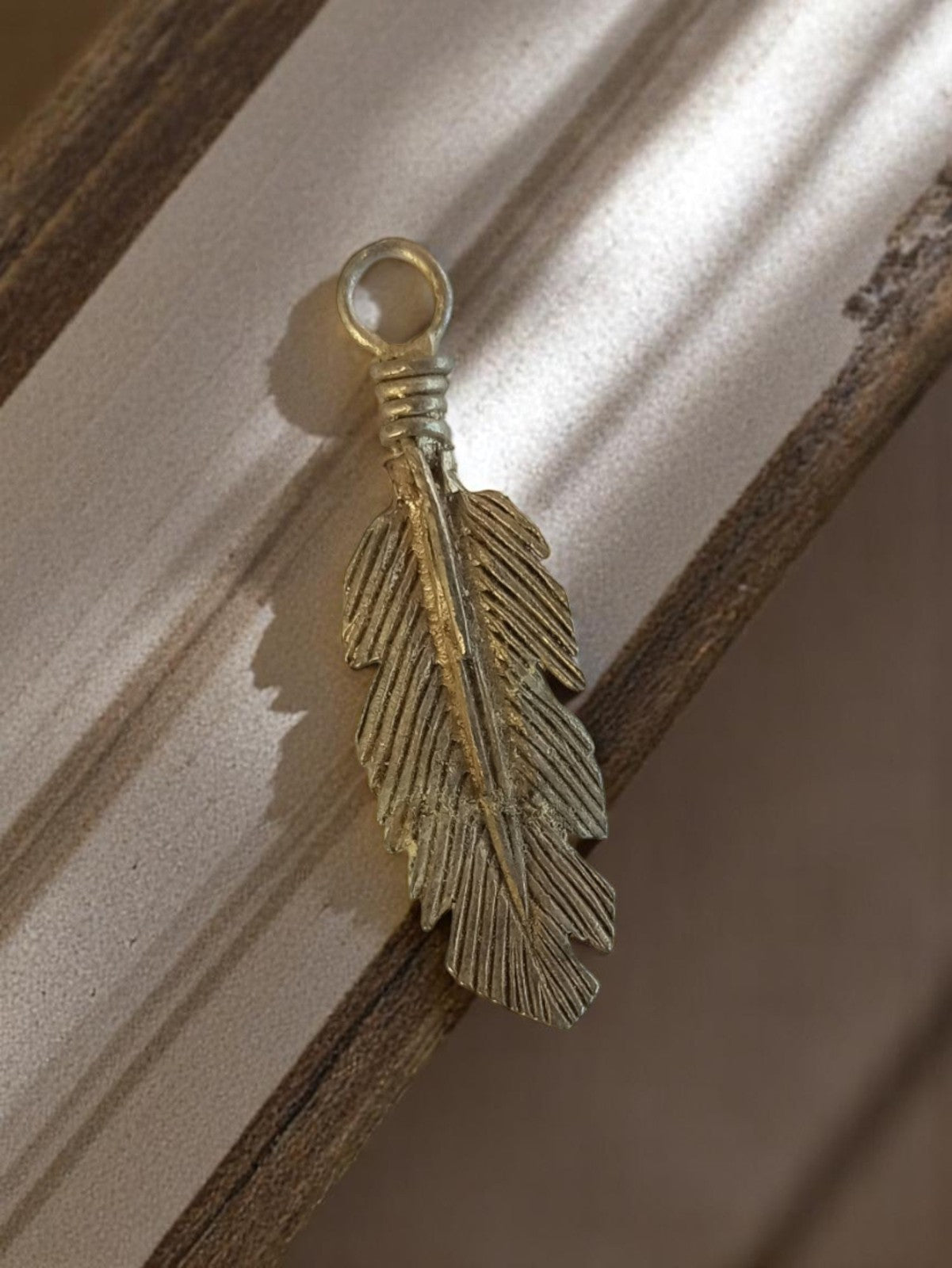 Pendentif plume vintage métal doré années 1950 deadstock bijouterie rétro