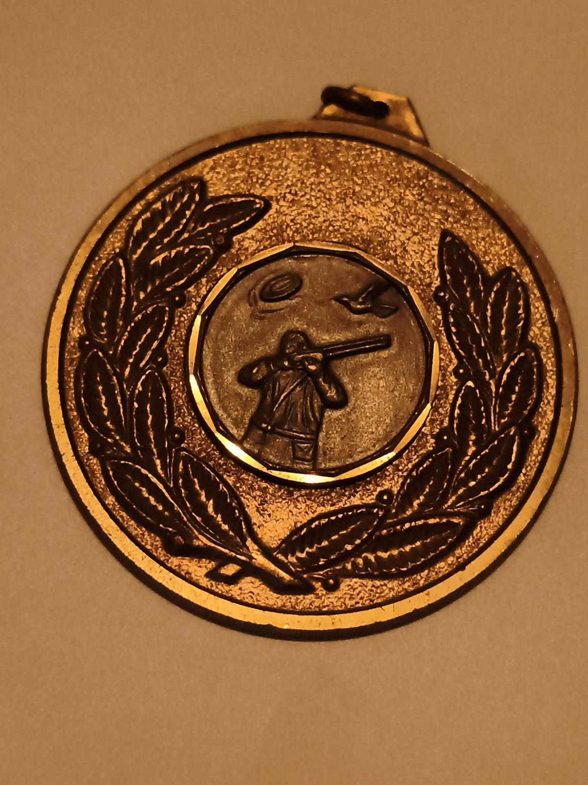 Médaille tir sportif finition dorée motif laurier chasseur skeet ball-trap