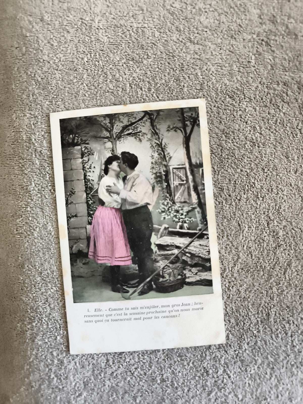 CPA scène amoureuse humour rural costume colorisé début XXe France