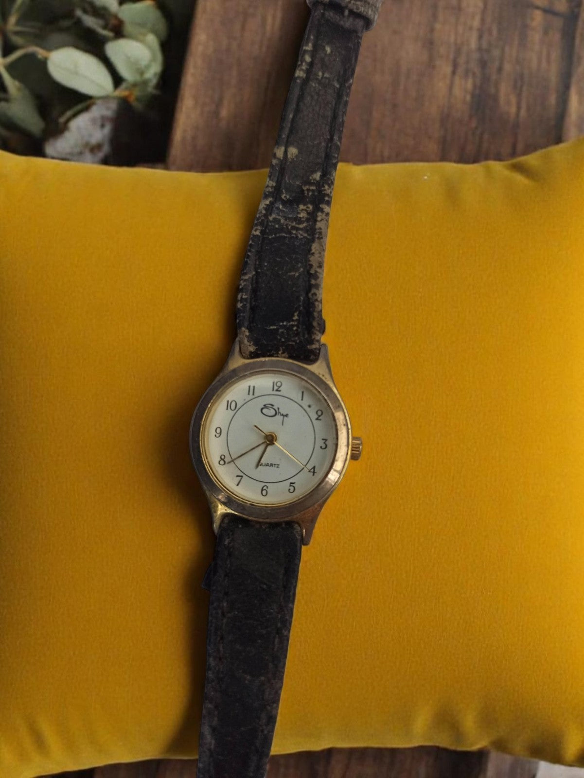 Montre vintage femme Slyp quartz dorée, bracelet usé, rétro chic ancien