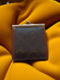 Porte-monnaie vintage en cuir marron à fermoir rétro, finition monogramme