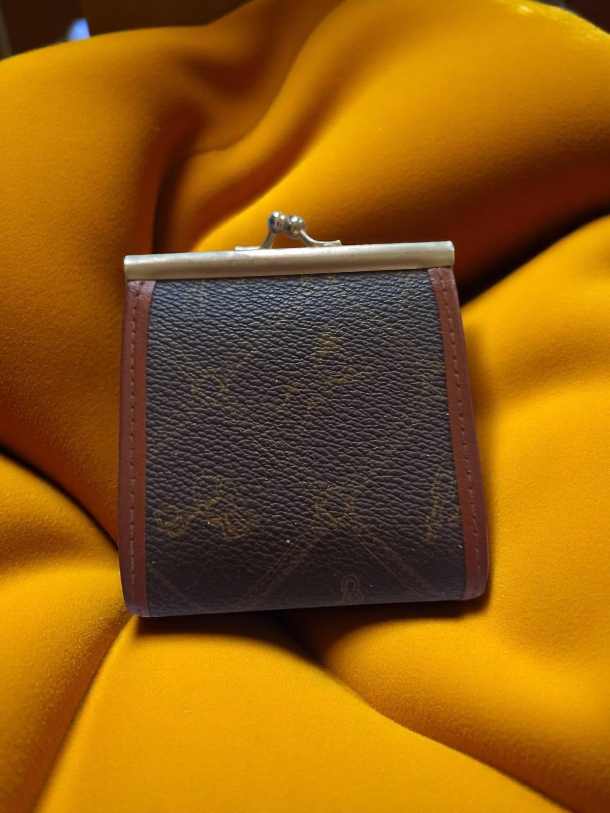 Porte-monnaie vintage en cuir marron à fermoir rétro, finition monogramme